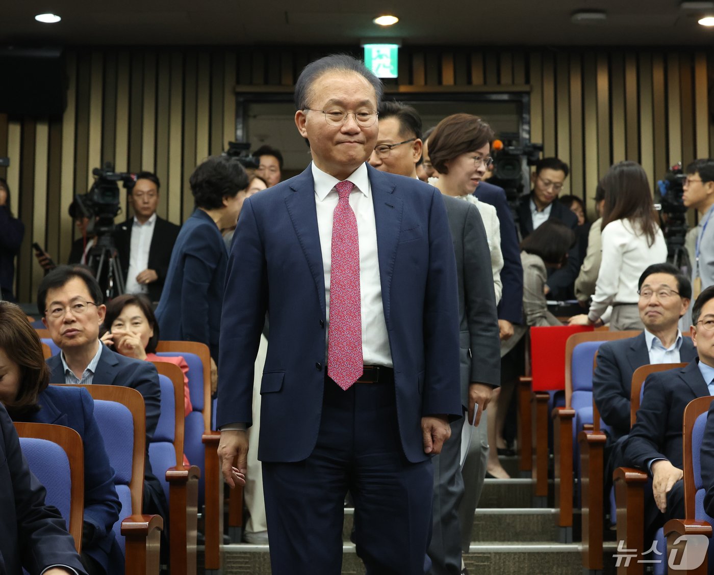 윤재옥 국민의힘 원내대표 겸 당 대표 권한대행이 8일 서울 여의도 국회에서 열린 &#39;2024 원내대표 선출을 위한 정견발표회&#39;에 참석하고 있다. 2024.5.8/뉴스1 ⓒ News1 송원영 기자