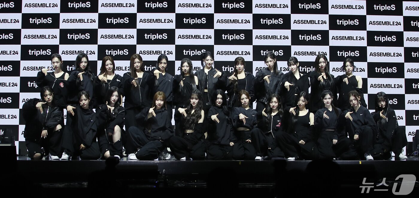 본문 이미지 - 그룹 트리플에스(tripleS)가 8일 오후 서울 광진구의 예스24라이브홀에서 가진 정규 앨범 'ASSEMBLE24(어셈블24)' 쇼케이스에서 포즈를 취하고 있다. 2024.5.8./뉴스1 ⓒ News1 권현진 기자