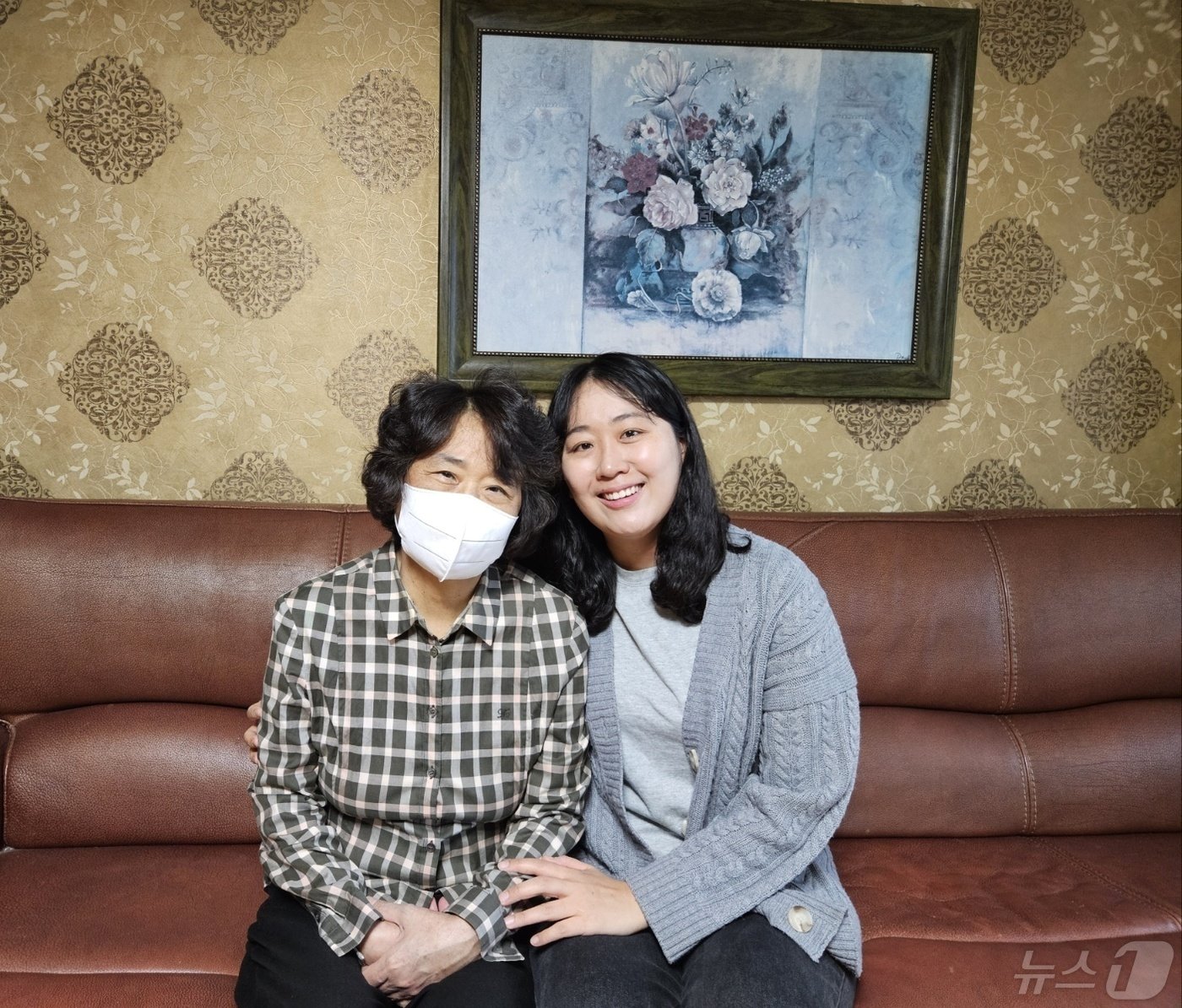 본문 이미지 - 해군 군수사령부 조아라 군무 주무관과 모친 전민숙 씨(해군 군수사 제공)/뉴스1