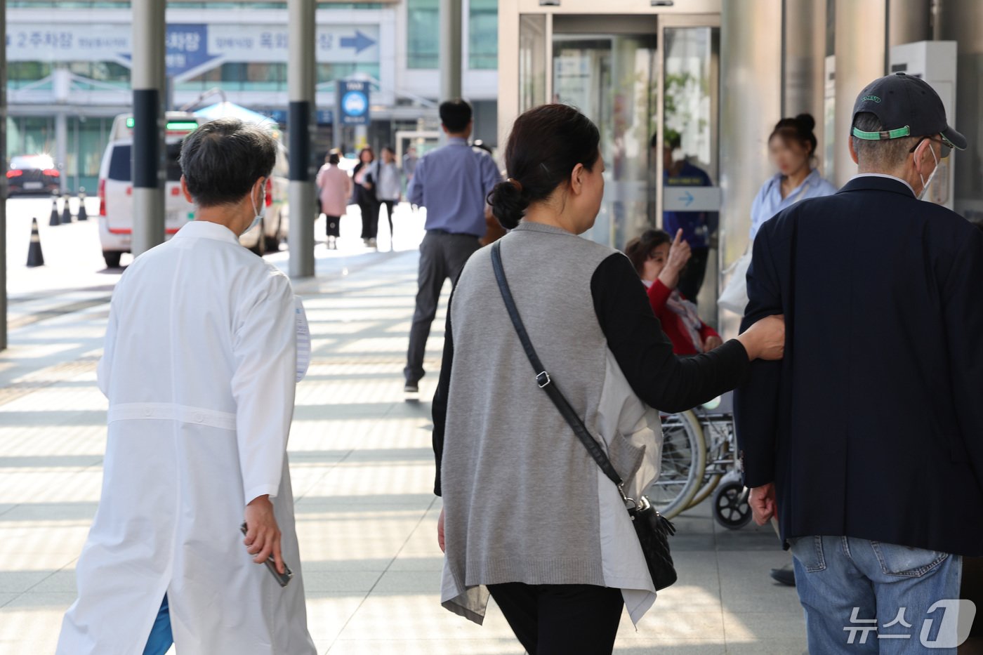 8일 서울 시내 대형병원에서 의료진이 이동하고 있다. 보건의료 재난 위기 경보 최고 단계인 &#39;심각&#39;에 이르렀을 경우 외국 의사 면허를 가진 사람도 국내에서 의료행위를 할 수 있게 된다. 보건복지부는 이날 이 같은 내용을 담은 &#39;의료법 시행규칙 일부개정령안&#39;을 입법 예고했다. 정부는 의대 증원 정책에 반발하는 전공의들의 의료 현장 이탈이 심화되자 지난 2월 23일 보건의료 재난 위기 경보 단계를 &#39;심각&#39; 단계로 격상한 바 있다. 2024.5.8/뉴스1 ⓒ News1 신웅수 기자