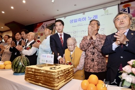 본문 이미지 - 최재형 보은군수와 기념촬영하는 송악이 할머니(104) (보은군 제공) /뉴스1