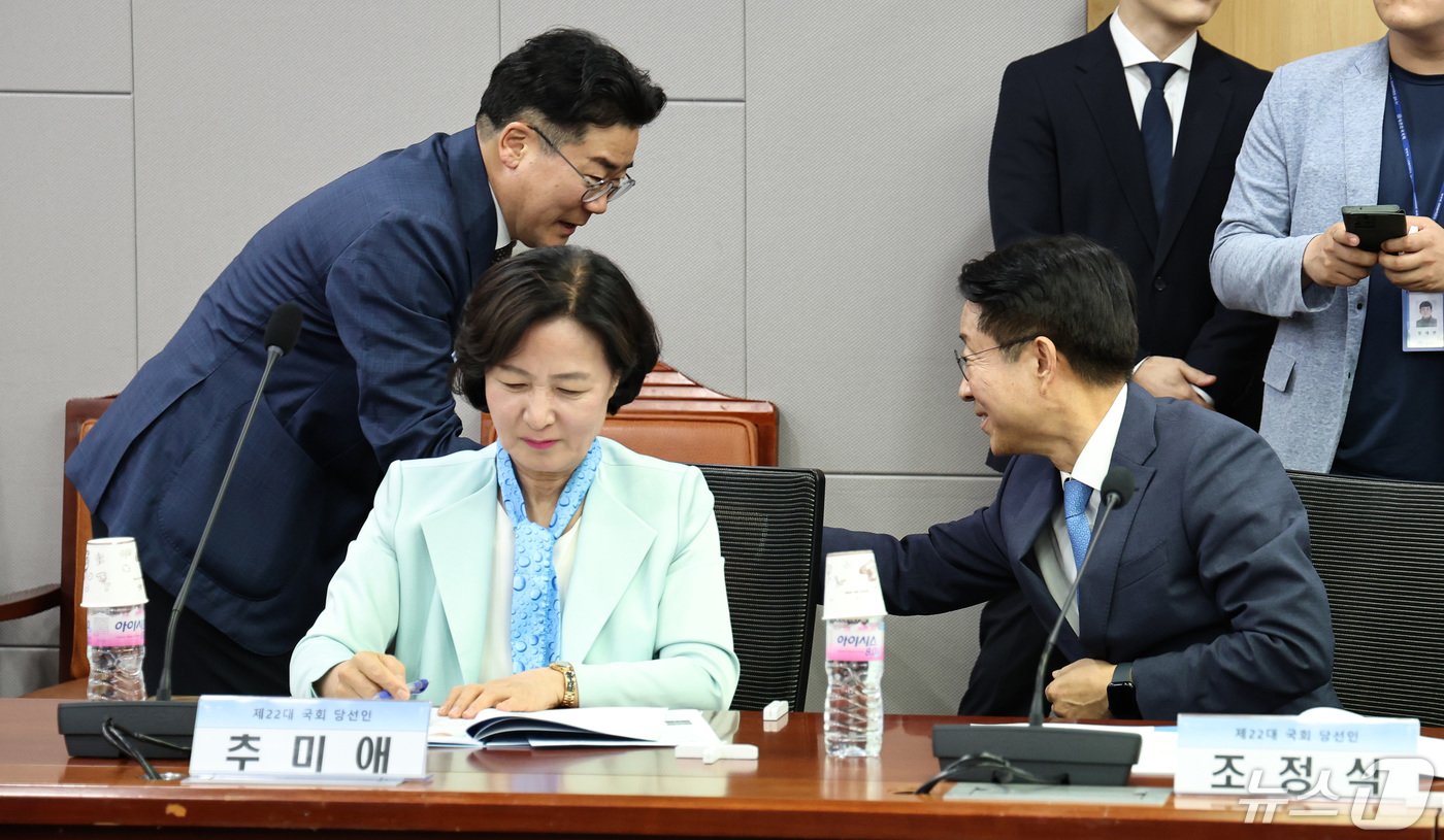 박찬대 더불어민주당 원내대표가 8일 오후 서울 여의도 국회의원회관에서 민주당 기본사회위원회 주최로 열린 제22대 국회 기본사회 정책 간담회에 참석하며 추미애, 조정식 당선인과 인사 나누고 있다. 2024.5.8/뉴스1 ⓒ News1 구윤성 기자