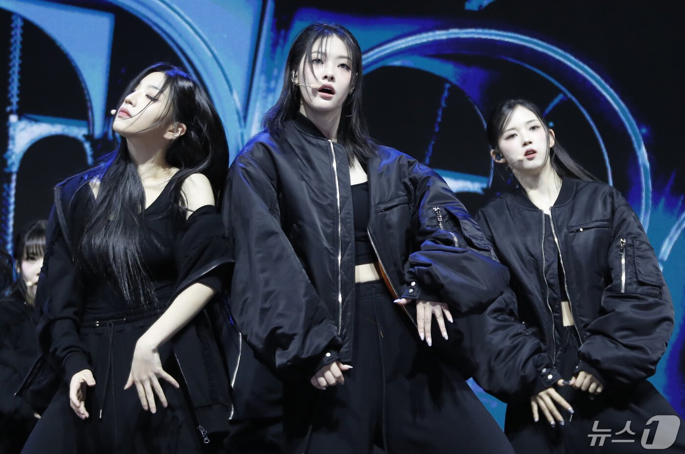 본문 이미지 - 그룹 트리플에스(tripleS)가 8일 오후 서울 광진구의 예스24라이브홀에서 가진 정규 앨범 'ASSEMBLE24(어셈블24)' 쇼케이스에서 타이틀곡 'Girls Never Die(걸스 네버 다이)'를 선보이고 있다. 2024.5.8/뉴스1 ⓒ News1 권현진 기자