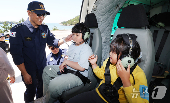 헬기 탑승 체험하는 어린이들