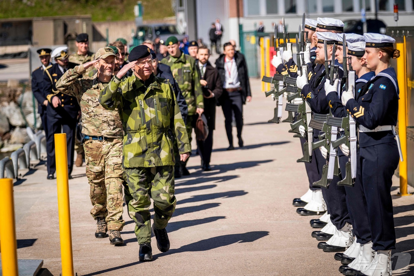 (베르가 AFP=뉴스1) 정지윤기자 = 칼 구스타프 16세 스웨덴 국왕(앞쪽)과 프레드릭 10세 덴마크 국왕이 7일 방문한 스톡홀름 베르가 해군기지에서 초계함 헬싱보리호에 오르며 …