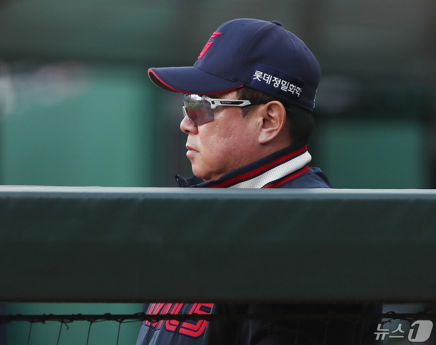 본문 이미지 - 8일 오후 부산 사직야구장에서 열린 '2024 신한 SOL 뱅크 KBO리그' 롯데 자이언츠와 한화 이글스의 경기에서 롯데 김태형 감독이 경기를 지켜보고 있다. 2024.5.8/뉴스1 ⓒ News1 윤일지 기자