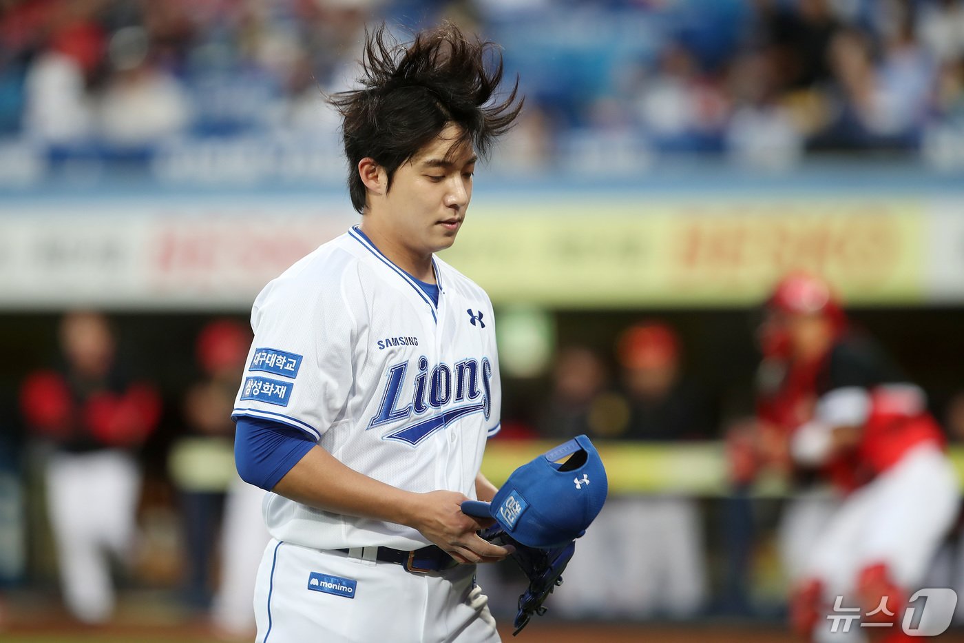 본문 이미지 - 8일 오후 대구 삼성라이온즈파크에서 열린 프로야구 '2024 신한 SOL 뱅크 KBO리그' KIA 타이거즈와 삼성 라이온즈의 경기, 3회초 2사 만루 위기를 무실점으로 막은 삼성 원태인이 모자를 벗고 있다. 2024.5.8/뉴스1 ⓒ News1 공정식 기자