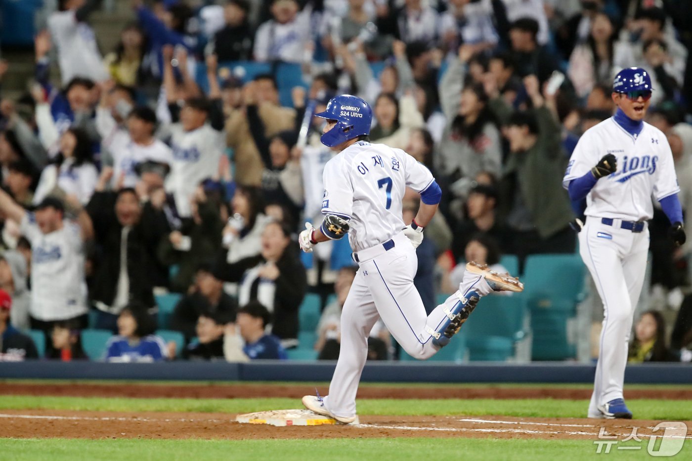 본문 이미지 - 8일 오후 대구 삼성라이온즈파크에서 열린 프로야구 '2024 신한 SOL 뱅크 KBO리그' KIA 타이거즈와 삼성 라이온즈의 경기, 7회말 삼성 7번타자 이재현이 좌월 1점 홈런을 친 뒤 그라운드를 달리고 있다. 2024.5.8/뉴스1 ⓒ News1 공정식 기자