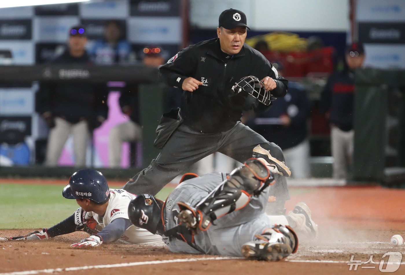 본문 이미지 - 8일 오후 부산 사직야구장에서 열린 '2024 신한 SOL 뱅크 KBO리그' 롯데 자이언츠와 한화 이글스의 경기, 8회말 1사 주자 2루 상황 롯데 김민석의 1루타 때 3루 주자 나승엽이 포수 포구 실책으로 홈인하며 득점에 성공하고 있다. 2024.5.8/뉴스1 ⓒ News1 윤일지 기자