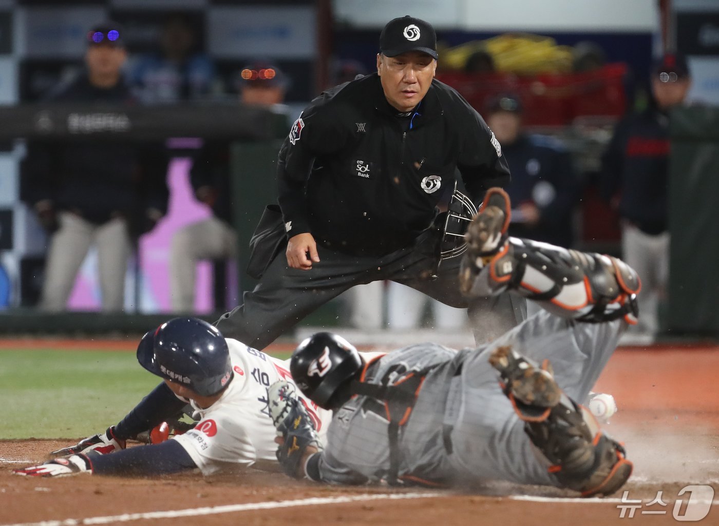 본문 이미지 - 8일 오후 부산 사직야구장에서 열린 '2024 신한 SOL 뱅크 KBO리그' 롯데 자이언츠와 한화 이글스의 경기, 8회말 1사 주자 2루 상황 롯데 김민석의 1루타 때 3루 주자 나승엽이 포수 포구 실책으로 홈인하며 득점에 성공하고 있다. 2024.5.8/뉴스1 ⓒ News1 윤일지 기자