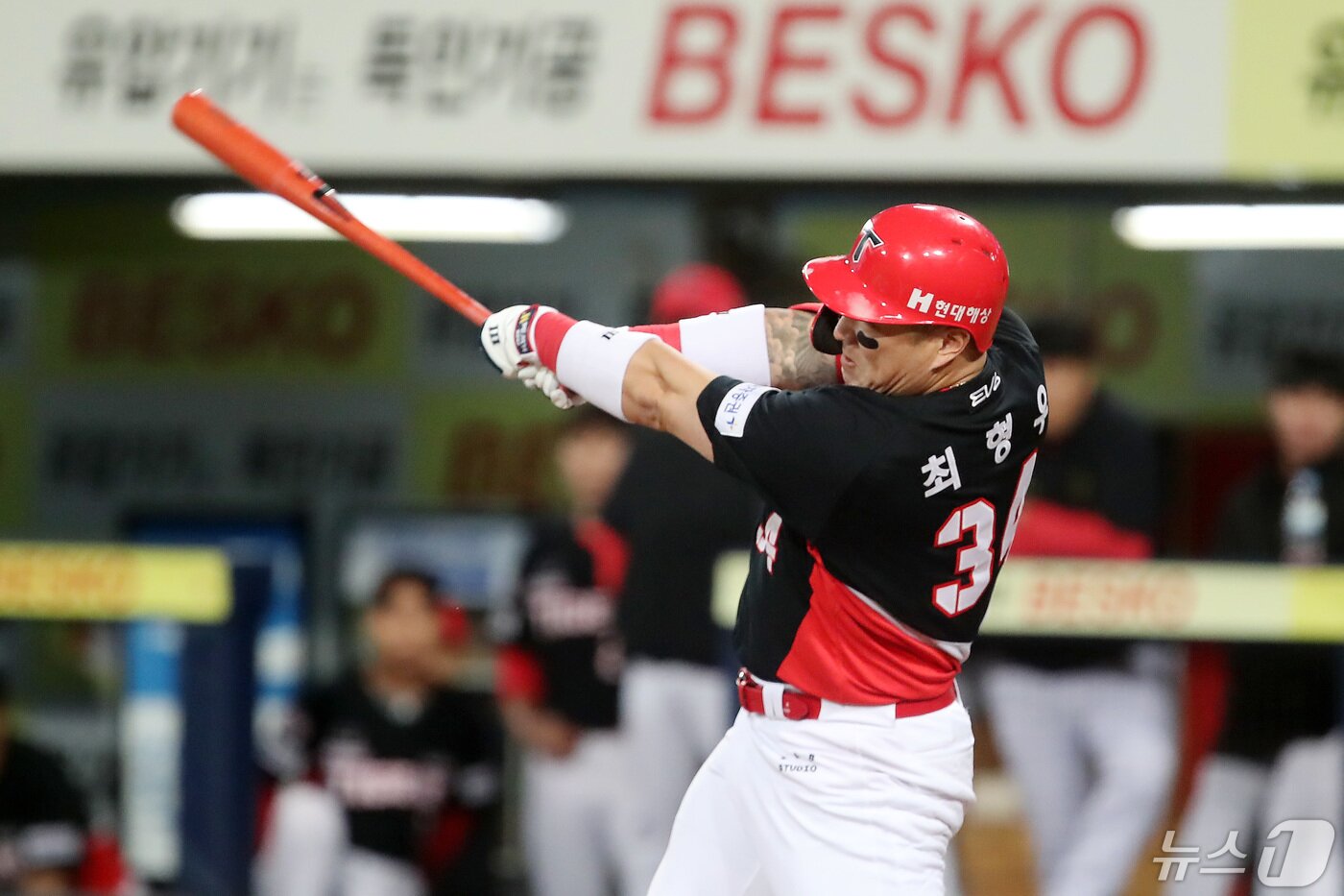 본문 이미지 - 8일 오후 대구 삼성라이온즈파크에서 열린 프로야구 '2024 신한 SOL 뱅크 KBO리그' KIA 타이거즈와 삼성 라이온즈의 경기, 8회초 1사 상황 KIA 4번타자 최형우가 우월 1점 홈런을 치고 있다. 2024.5.8/뉴스1 ⓒ News1 공정식 기자