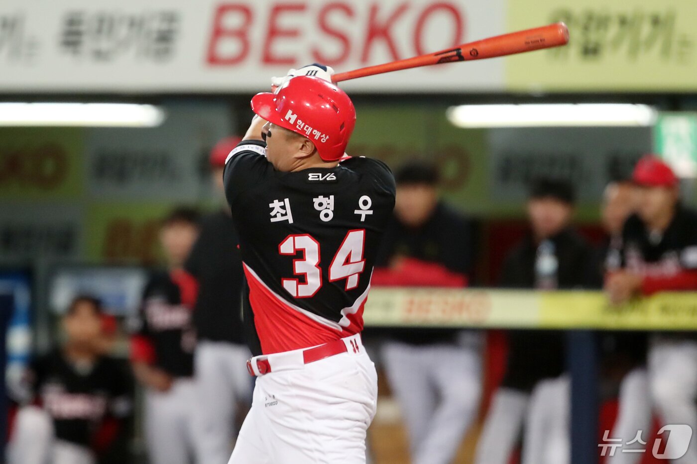 본문 이미지 - 8일 오후 대구 삼성라이온즈파크에서 열린 프로야구 '2024 신한 SOL 뱅크 KBO리그' KIA 타이거즈와 삼성 라이온즈의 경기, 8회초 1사 상황 KIA 4번타자 최형우가 우월 1점 홈런을 치고 있다. 2024.5.8/뉴스1 ⓒ News1 공정식 기자