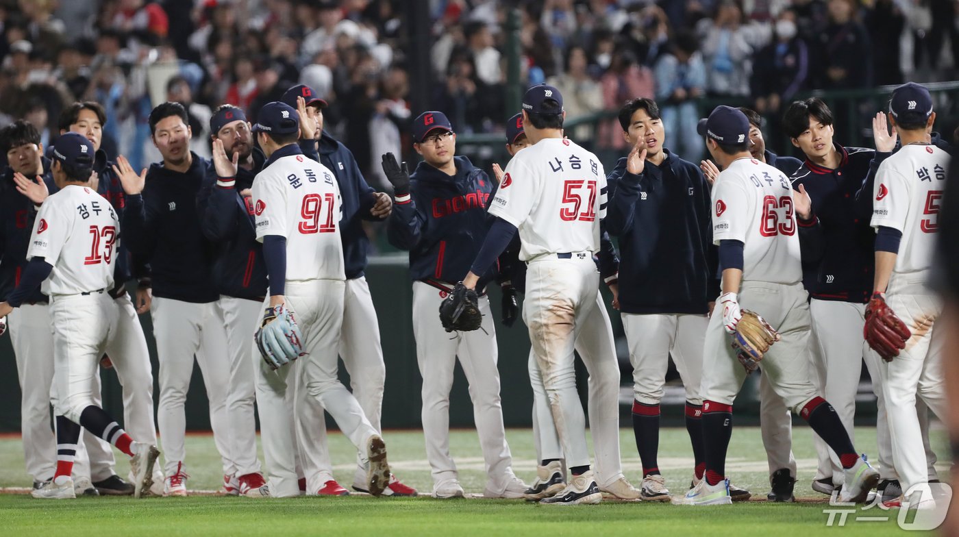 8일 오후 부산 사직야구장에서 열린 &#39;2024 신한 SOL 뱅크 KBO리그&#39; 롯데 자이언츠와 한화 이글스의 경기에서 6대 1로 승리한 롯데 선수들이 자축하고 있다. 2024.5.8/뉴스1 ⓒ News1 윤일지 기자