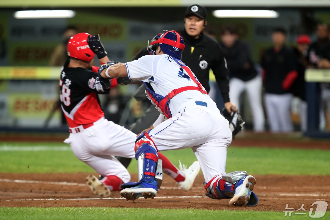 본문 이미지 - 8일 오후 대구 삼성라이온즈파크에서 열린 프로야구 '2024 신한 SOL 뱅크 KBO리그' KIA 타이거즈와 삼성 라이온즈의 경기, 9회초 1사 2,3루 상황 KIA 1번타자 박찬호의 중견수 방면 희생플라이 때 3루주자 서건창이 홈으로 들어오며 득점에 성공하고 있다. 2024.5.8/뉴스1 ⓒ News1 공정식 기자