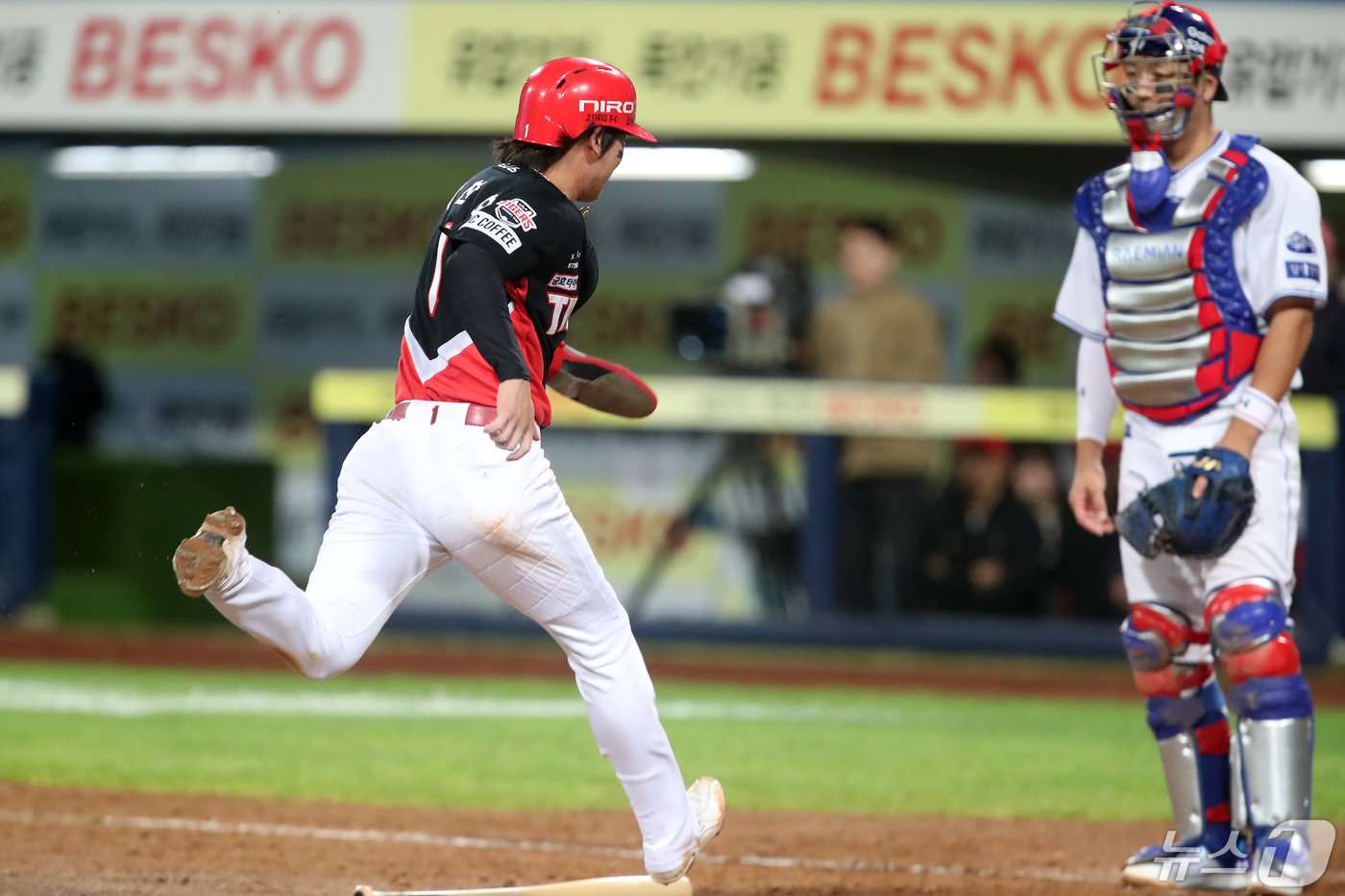 본문 이미지 - 8일 오후 대구 삼성라이온즈파크에서 열린 프로야구 '2024 신한 SOL 뱅크 KBO리그' KIA 타이거즈와 삼성 라이온즈의 경기, 연장 12회초 무사 만루 상황 KIA 4번타순에 대타로 나온 이창진이 좌익수 희생플라이를 때리자 3루주자 박찬호가 홈으로 들어오며 경기를 3대 2로 역전시키고 있다. 2024.5.8/뉴스1 ⓒ News1 공정식 기자