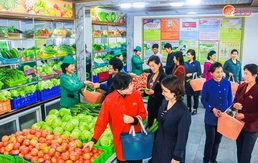 강동종합온실농장 채소 구입하는 북한 주민들…