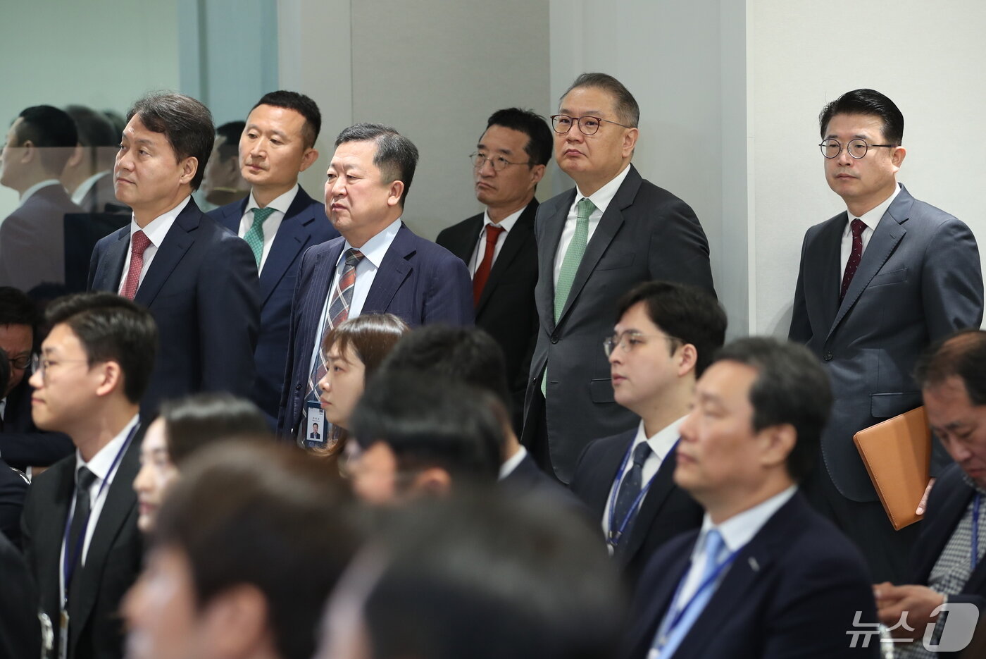 본문 이미지 - 김주현 민정수석(왼쪽)을 비롯한 대통령실 참모들이 9일 용산 대통령실 청사 브리핑룸에서 윤석열 대통령의 취임 2주년 기자회견 전 국민보고를 지켜보고 있다. 2024.5.9/뉴스1 ⓒ News1 오대일 기자