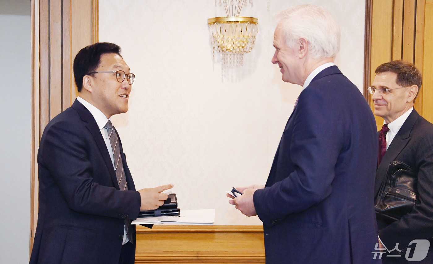 (서울=뉴스1) = 김병환 기획재정부 차관이 9일 오전 서울 종로구 정부서울청사에서 제이 콜린스 씨티은행 부회장과 면담 전 인사를 나누고 있다. (기획재정부 제공) 2024.5.9 …