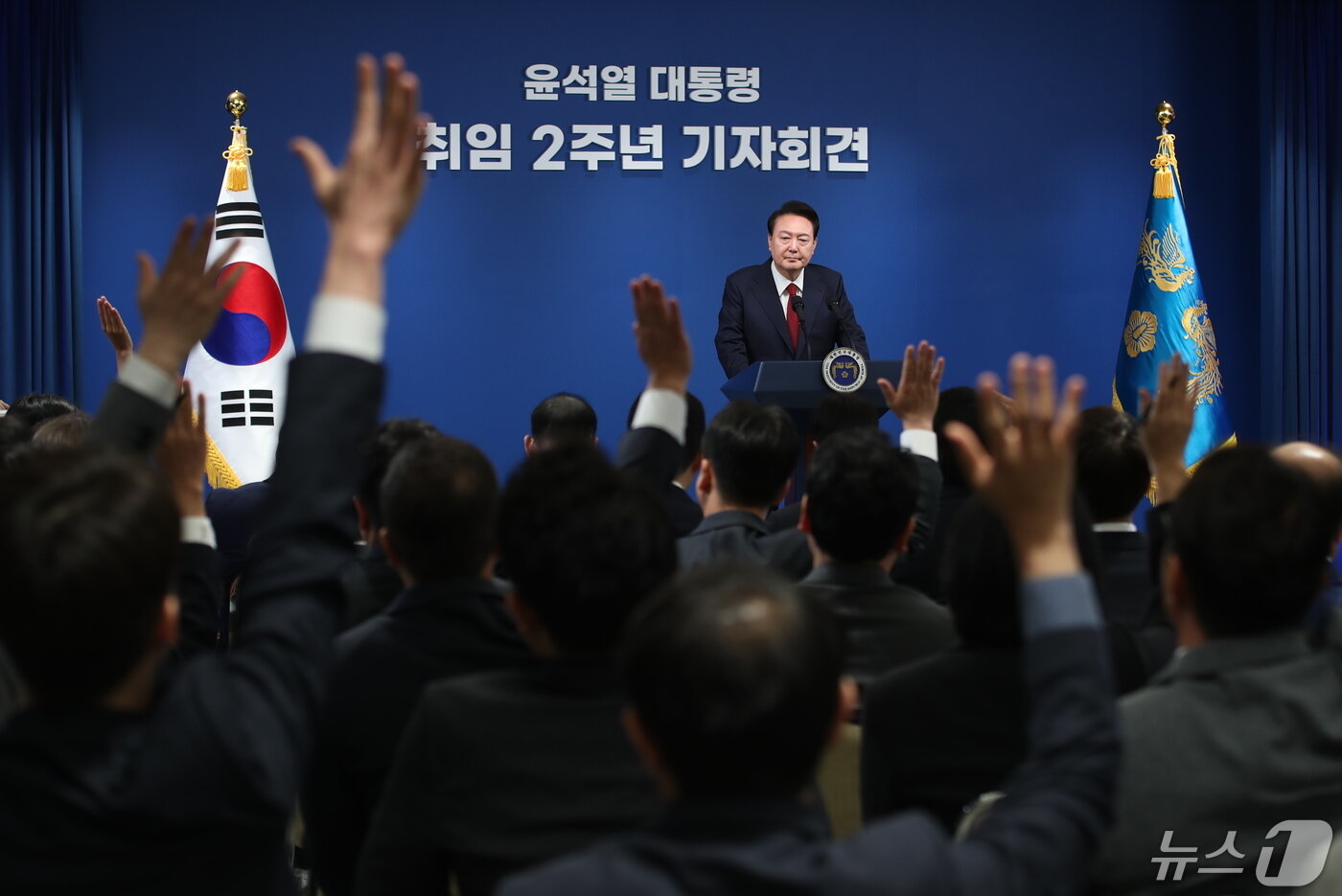본문 이미지 - 윤석열 대통령이 9일 용산 대통령실 청사 브리핑룸에서 열린 취임 2주년 기자회견에서 취재진의 질문을 받고 있다.2024.5.9./뉴스1 ⓒ News1 오대일 기자