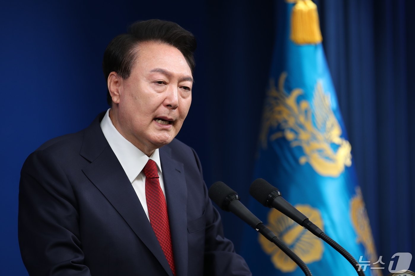 (서울=뉴스1) 오대일 기자 = 윤석열 대통령이 9일 용산 대통령실 청사 브리핑룸에서 열린 취임 2주년 기자회견에서 취재진의 질문에 답하고 있다.윤 대통령의 기자회견은 2022년 …