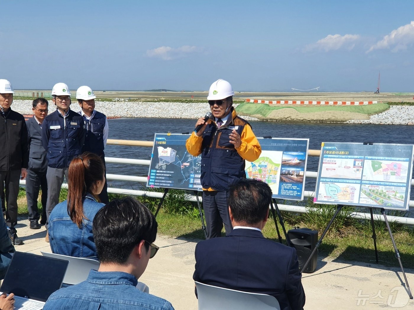 본문 이미지 - 지난 8일 나경균 새만금개발공사 사장이 새만금 수변도시 건설 현장에서 수변도시 진행 상황을 설명하고 있다. ⓒ News1 조용훈 기자