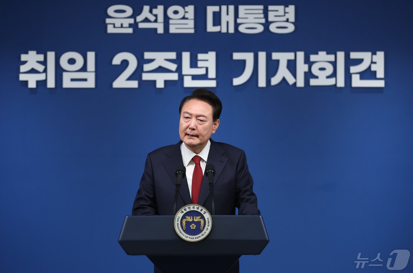 본문 이미지 - 윤석열 대통령이 9일 용산 대통령실 청사 브리핑룸에서 열린 취임 2주년 기자회견에서 취재진의 질문에 답하고 있다. 2024.5.9/뉴스1 ⓒ News1 오대일 기자