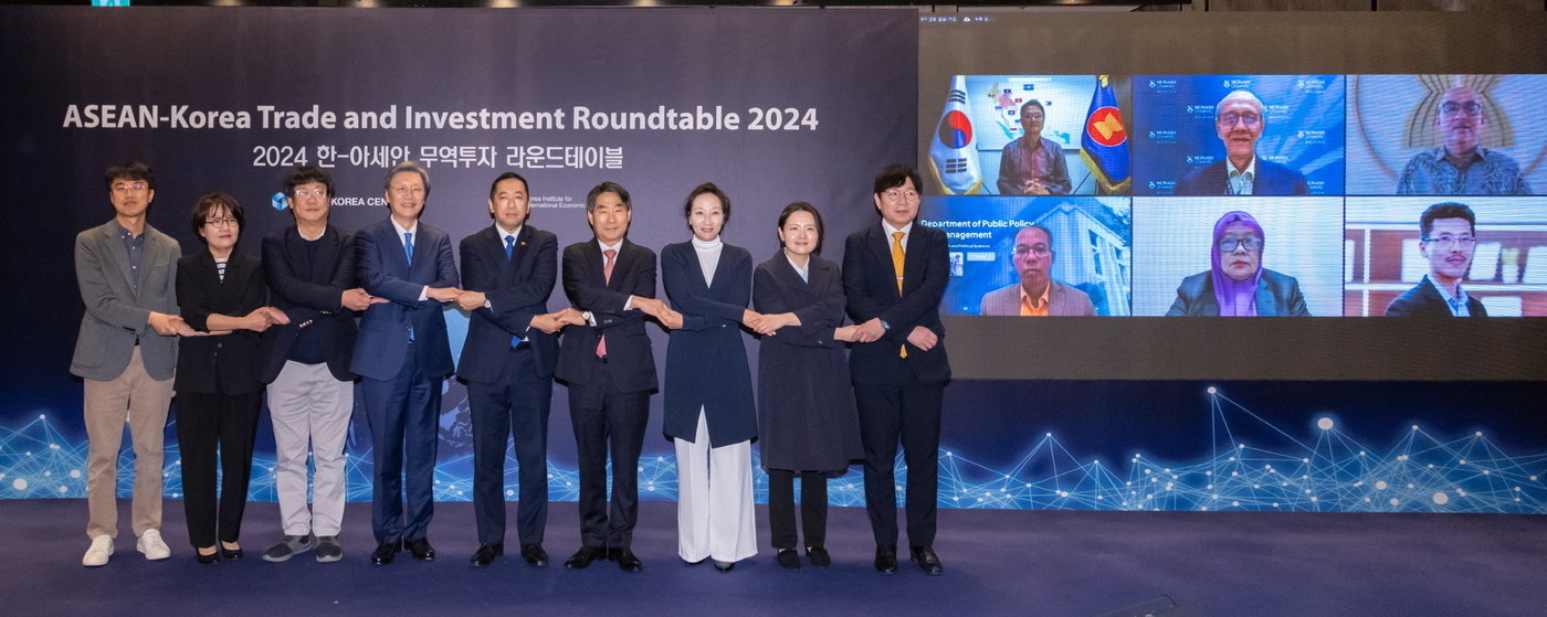본문 이미지 - 김재신 한-아세안센터 사무총장을 비롯한 주요 참석자들이 단체 사진을 촬영하고 있다.  / 사진=한-아세안센터 제공
