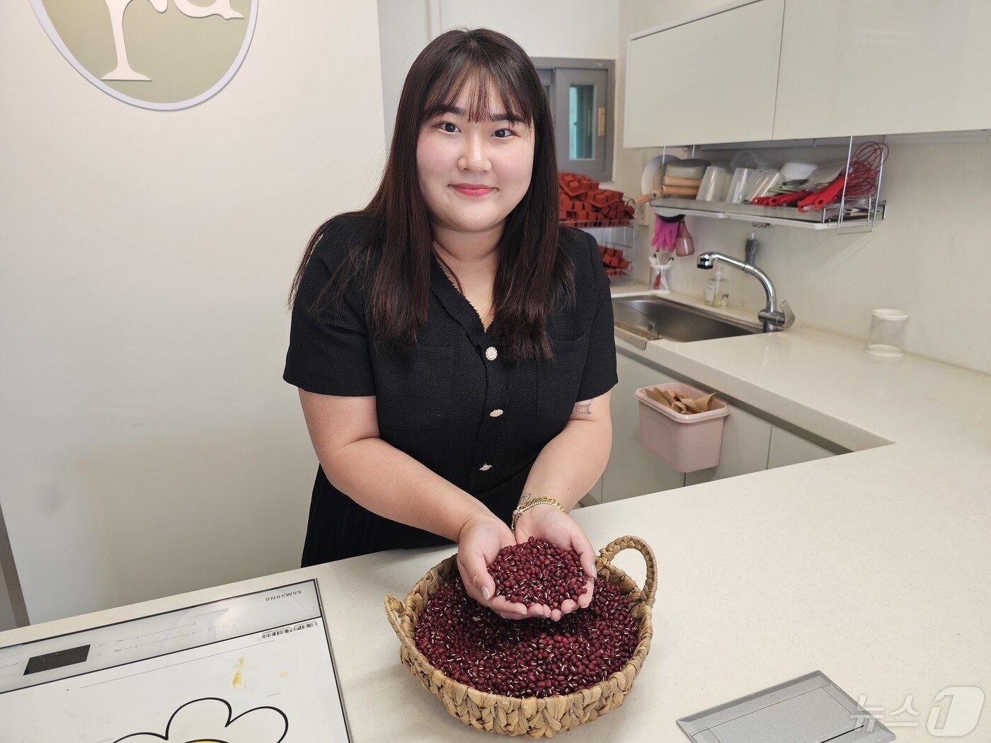 본문 이미지 - 전남 구례에서 수제 양갱을 판매하는 사계양갱 강미선 대표가 직접 수확한 팥을 한웅큼 들어 보이고 있다.2024.5.9./뉴스1 ⓒ News1 서충섭 기자