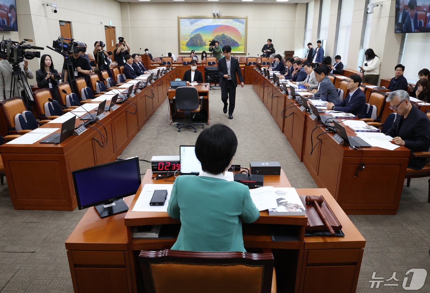 백혜련 국회 정무위 위원장이 9일 서울 여의도 국회에서 열린 정무위원회 전체회의를 주재하고 있다. 2024.5.9/뉴스1 ⓒ News1 송원영 기자