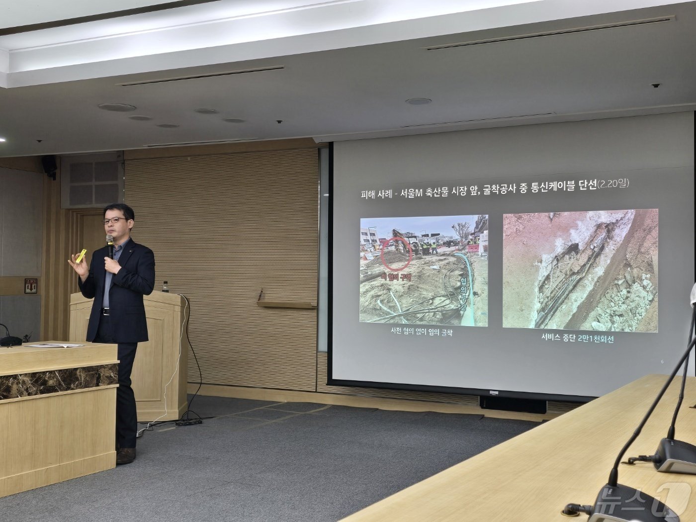 송창석 KT 인프라기술담당 상무가 9일 서울 KT연구개발센터에서 열린 &#39;네트워크 솔루션 설명회&#39;에서 지능형 통신케이블 보호시스템을 설명하고 있다.