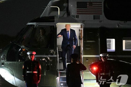 [사진] 선거 행사 마치고 백악관 도착하는 바이든 대통령