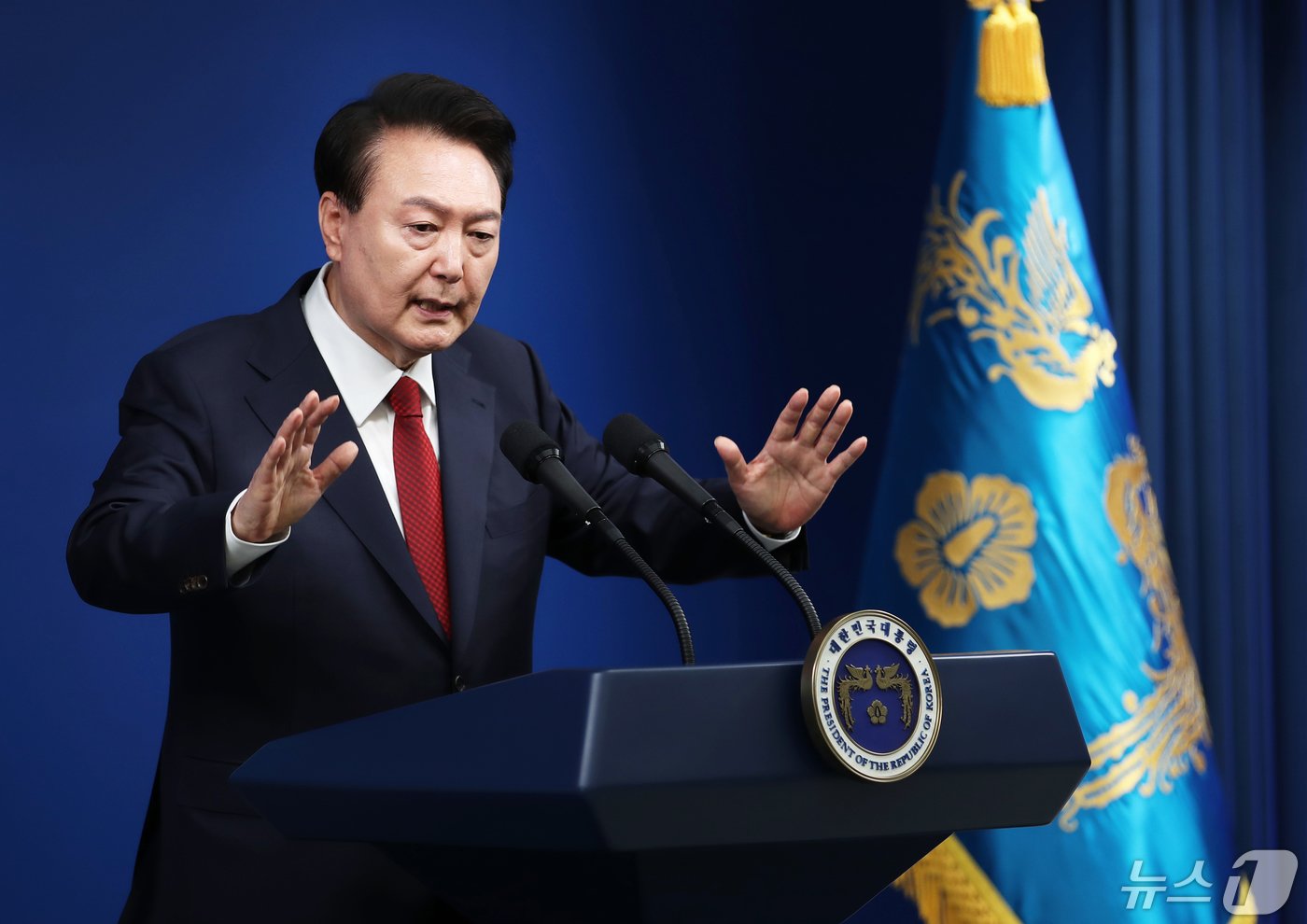 본문 이미지 - 윤석열 대통령이 9일 용산 대통령실 청사 브리핑룸에서 열린 취임 2주년 기자회견에서 취재진의 질문에 답하고 있다.  2024.5.9/뉴스1 ⓒ News1 오대일 기자