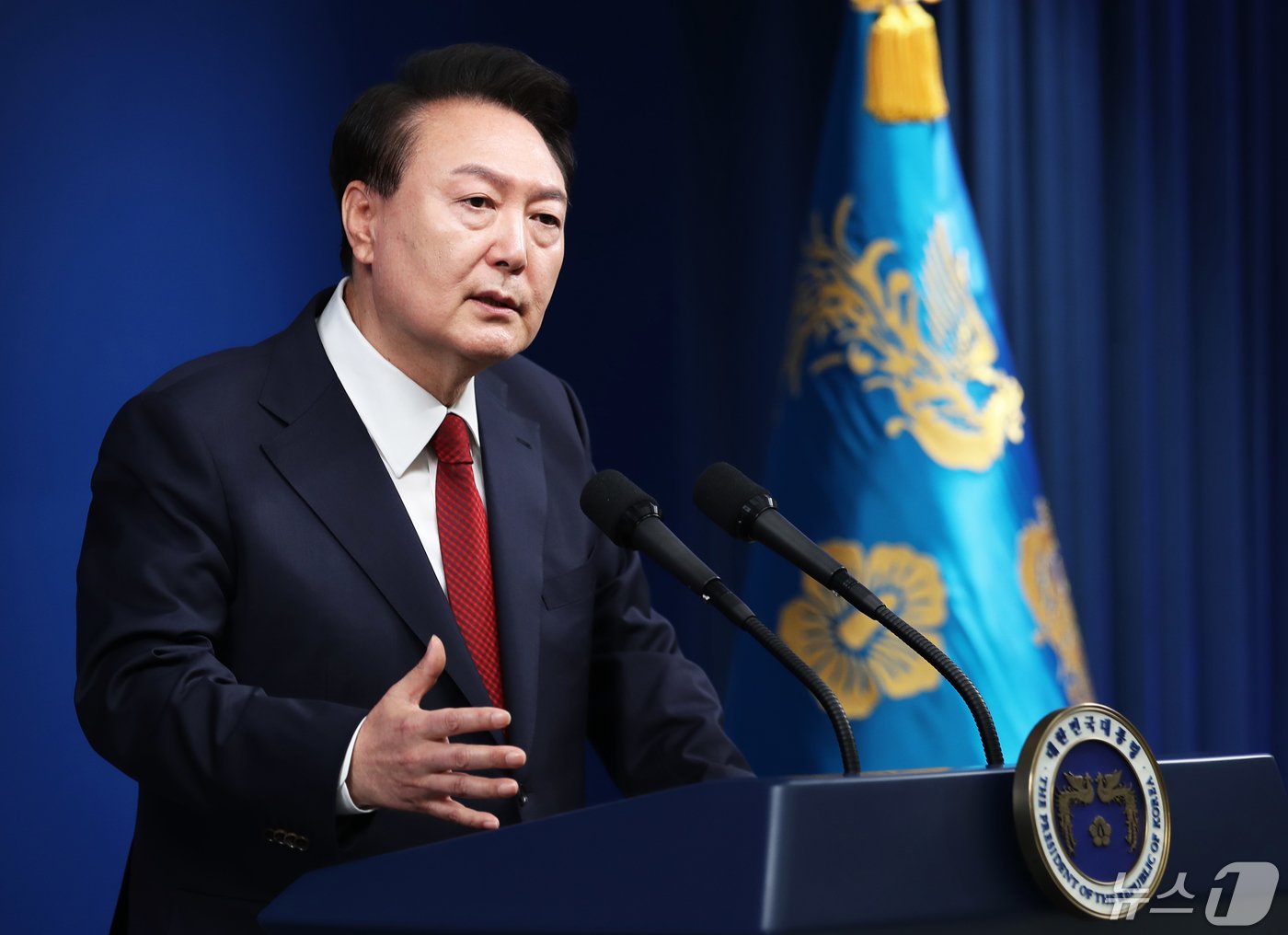 본문 이미지 - 윤석열 전 대통령이 2024년 5월 9일 용산 대통령실 청사 브리핑룸에서 열린 취임 2주년 기자회견에서 취재진의 질문에 답하고 있다. 2024.5.9/뉴스1 ⓒ News1 오대일 기자