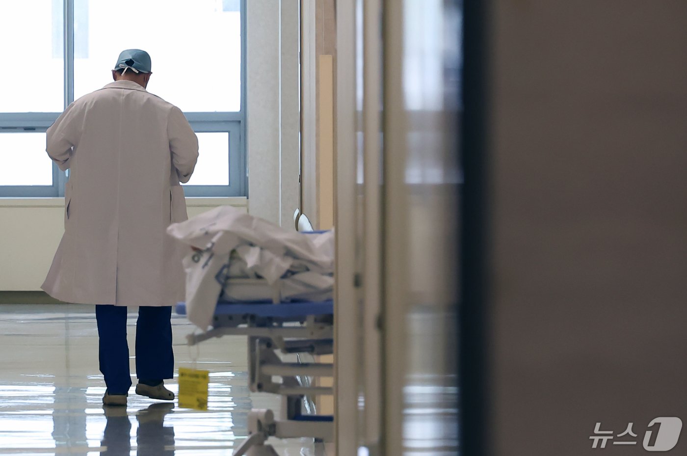 본문 이미지 - 의대 증원 문제가 3개월이 넘어가며 장기화되고 있는 가운데 9일 서울 시내 한 대형병원에서 의료진이 걸어가고 있다. 이날 윤석열 대통령은 취임 2주년 기자회견에서 &#34;정부는 로드맵에 따라 뚜벅뚜벅 국민을 위한 의료개혁의 길을 걸어나갈 것＂이라고 밝혔다. 2024.5.9/뉴스1 ⓒ News1 김민지 기자