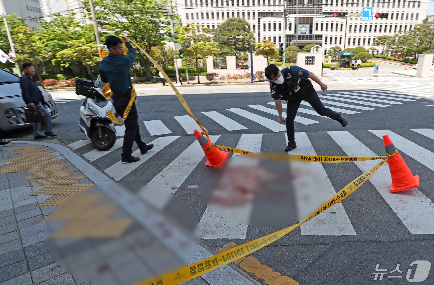 9일 오전 부산 연제구 부산지방법원 앞에서 유튜브 채널을 운영하는 50대 남성이 또 다른 유튜버인 50대 남성을 흉기로 찌른 사건이 발생한 가운데 경찰관들이 사건 현장을 정리하고 있다. 피해자는 심정지 상태에서 병원으로 이송됐으나 사망했다. 경찰은 도주한 용의자를 경북 경주에서 검거했다. 2024.5.9/뉴스1 ⓒ News1 윤일지 기자