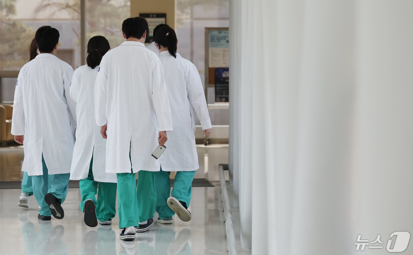 본문 이미지 - 의대 증원 문제가 3개월이 넘어가며 장기화되고 있는 가운데 9일 서울 시내 한 대형병원에서 의료진들이 걸어가고 있다. 이날 윤석열 대통령은 취임 2주년 기자회견에서 &#34;정부는 로드맵에 따라 뚜벅뚜벅 국민을 위한 의료개혁의 길을 걸어나갈 것＂이라고 밝혔다. 2024.5.9/뉴스1 ⓒ News1 김민지 기자