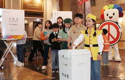 '유권자의 날' 맞아 모의투표 체험하는 어린이들