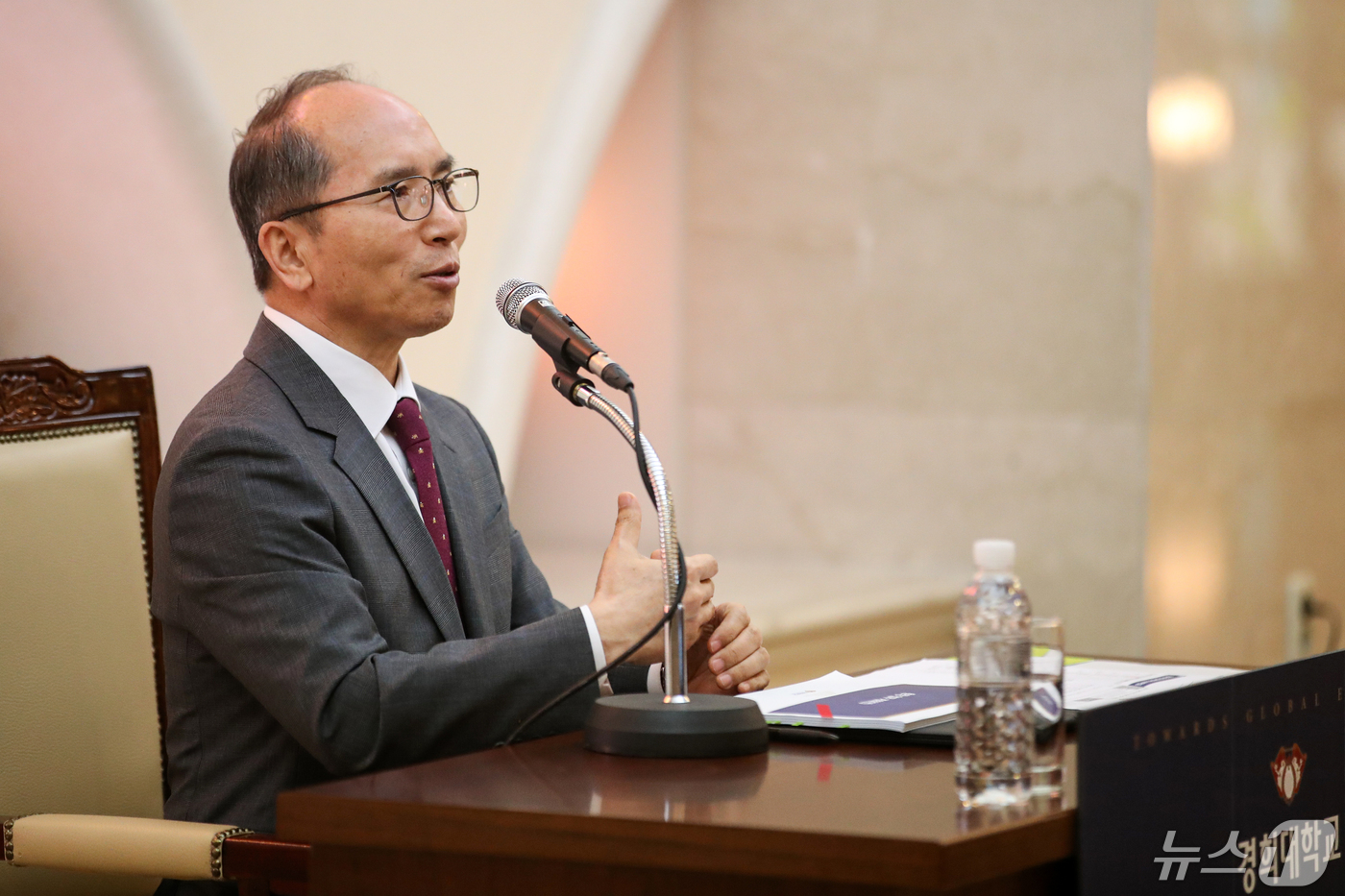 (서울=뉴스1) 이승배 기자 = 김진상 경희대학교 총장이 9일 오전 서울 동대문구 경희대학교에서 열린 출입기자 간담회에서 발언하고 있다. 2024.5.9/뉴스1