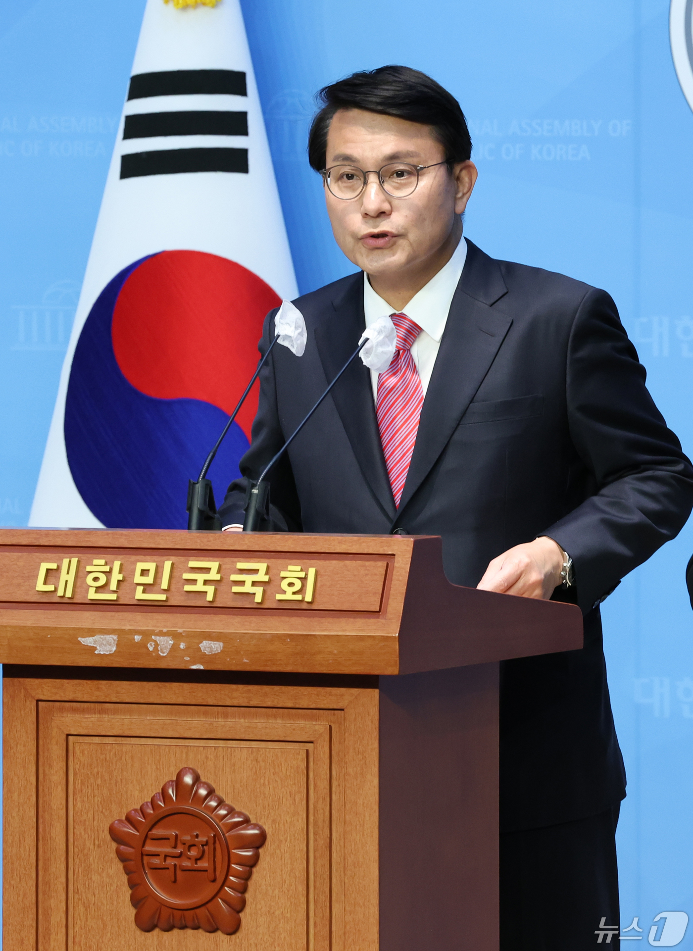 (서울=뉴스1) 송원영 기자 = 윤상현 국민의힘 의원이 9일 서울 여의도 국회 소통관에서 '일본의 네이버 라인야후 압박' 관련 기자회견을 하고 있다. 2024.5.9/뉴스1