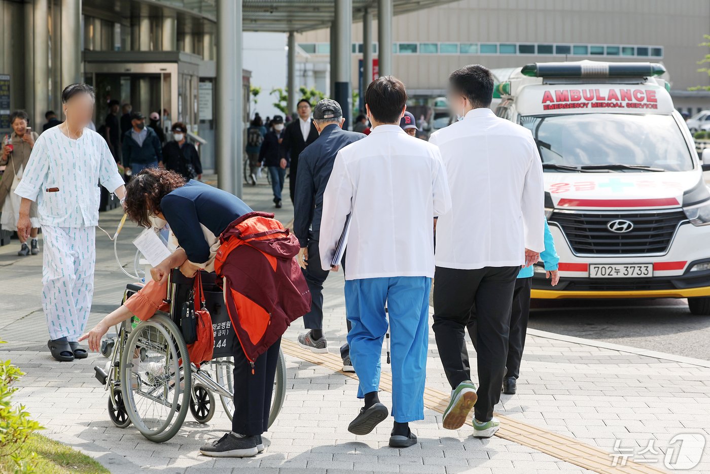 정부의 의대 정원 확대에 반발하는 전공의를 비롯한 의료계의 집단행동이 장기화 되고 있는 9일 서울의 한 대학병원에서 환자와 의료진이 오가고 있다. 의료계에 따르면 19개 대학이 참여하는 전국 의대교수 비상대책위원회&#40;전의비&#41;는 10일 전국적인 휴진에 들어갈 예정이다. 2024.5.9/뉴스1 ⓒ News1 민경석 기자