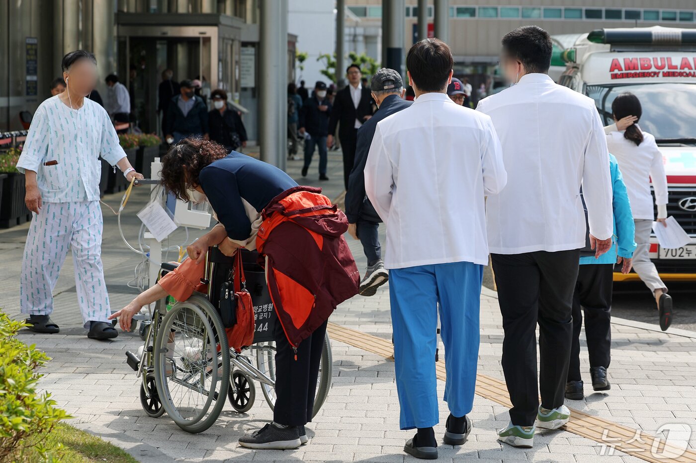 본문 이미지 - 9일 서울의 한 대학병원에서 환자와 의료진이 오가고 있다. 2024.5.9/뉴스1 ⓒ News1 민경석 기자