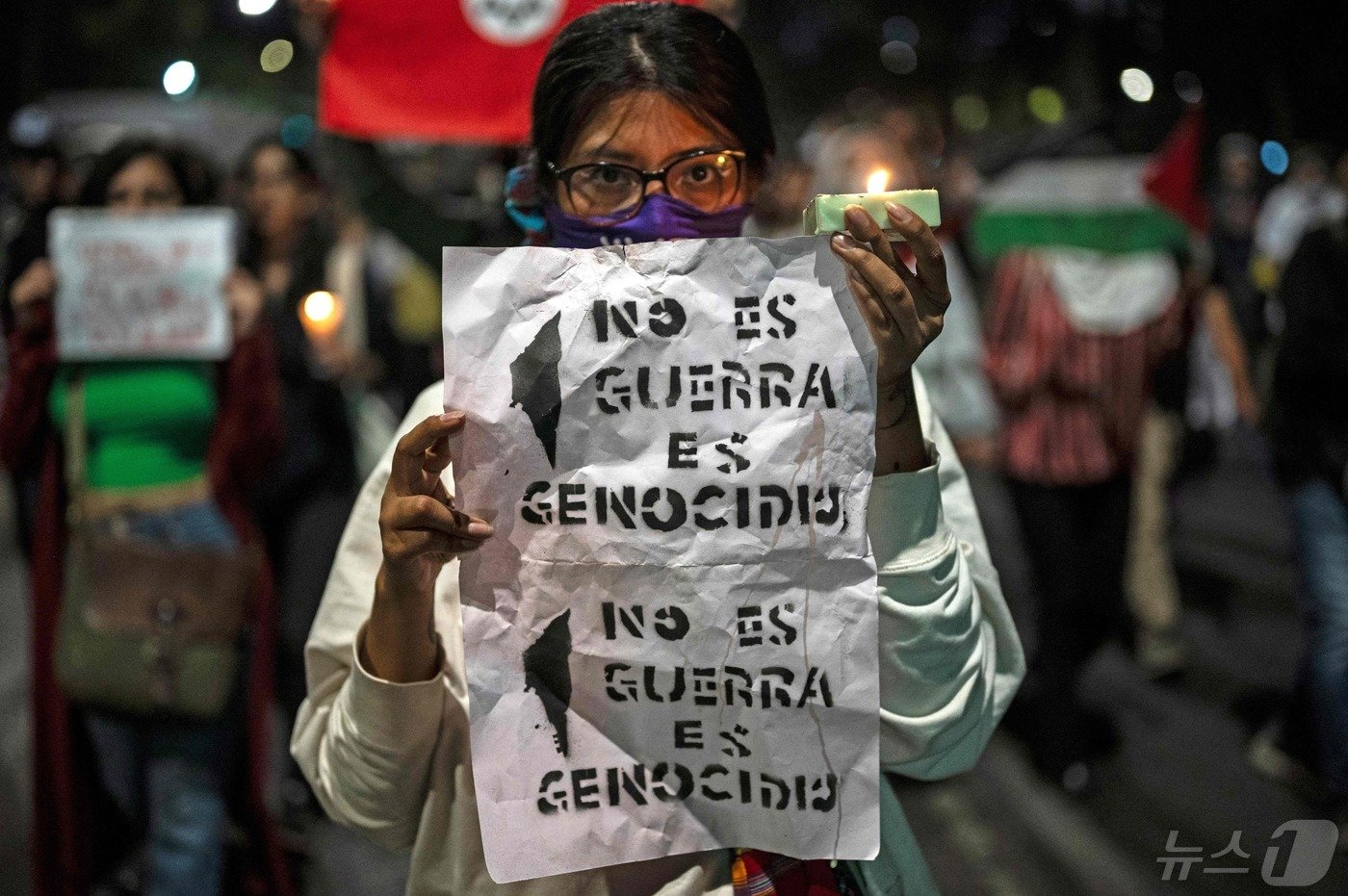 본문 이미지 - 멕시코 대학생들이 8일 멕시코시티 이스라엘대사관앞에서 학살을 멈추라며 라파 공격에 반대하는 친팔레스타인 시위를 벌이고 있다. 2024.05.09 ⓒ AFP=뉴스1 ⓒ News1 권진영기자