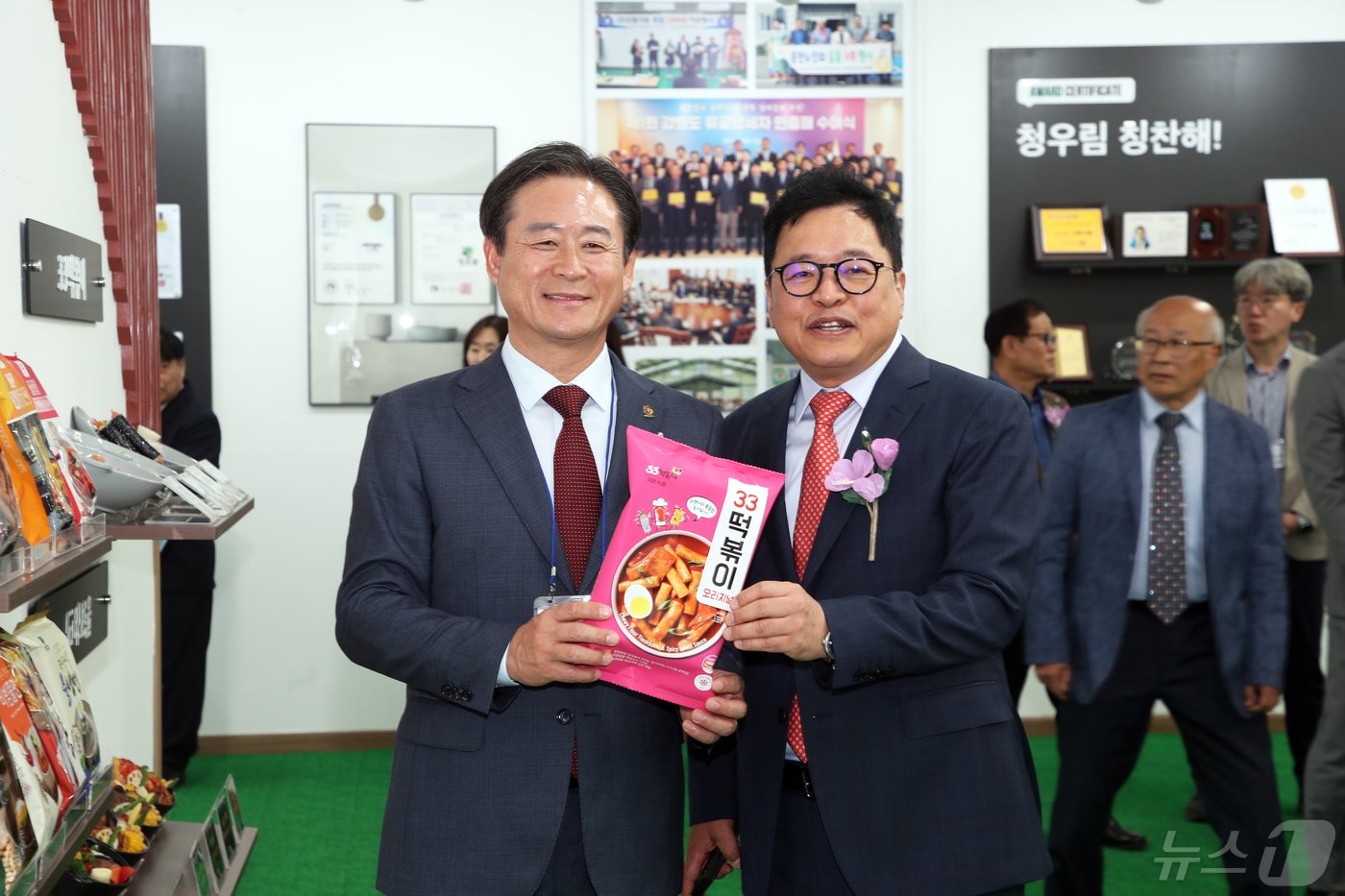 본문 이미지 - 홍천 대표 향토기업 산돌식품 창립 20주년 기념식.&#40;홍천군 제공&#41;/뉴스1