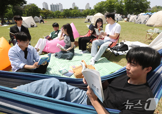 따뜻한 햇살 아래서 독서하는 학생들