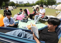 따뜻한 햇살 아래서 독서하는 학생들