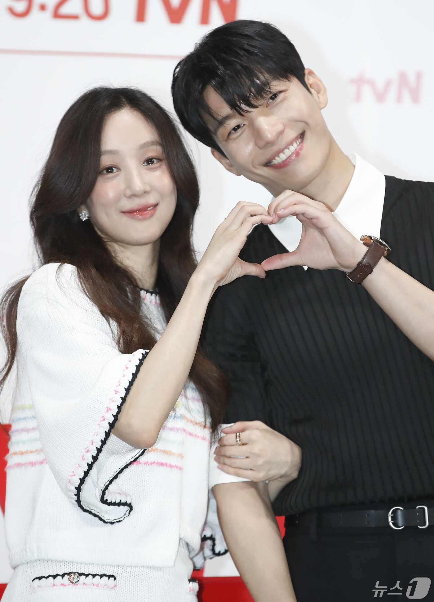 본문 이미지 - 배우 정려원과 위하준(오른쪽)이 9일 오후 서울 신도림 라마다 호텔에서 열린 tvN 새 토일드라마 ‘졸업’ 제작발표회에서 포즈를 취하고 있다. '졸업'은 스타 강사 서혜진(정려원 분)과 신입 강사로 나타난 발칙한 제자 이준호(위하준 분)의 설레고도 달콤한 미드나잇 로맨스를 그린 작품이다. 2024.5.9/뉴스1 ⓒ News1 권현진 기자