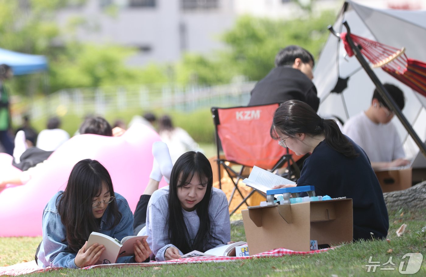 경기 수원시 장안구 성균관대학교 자연과학캠퍼스 삼성학술정보관 앞 잔디밭에서 열린 북 피크닉 행사에서 학생들이 독서를 하고 있다. 2024.5.9/뉴스1 ⓒ News1 김영운 기자