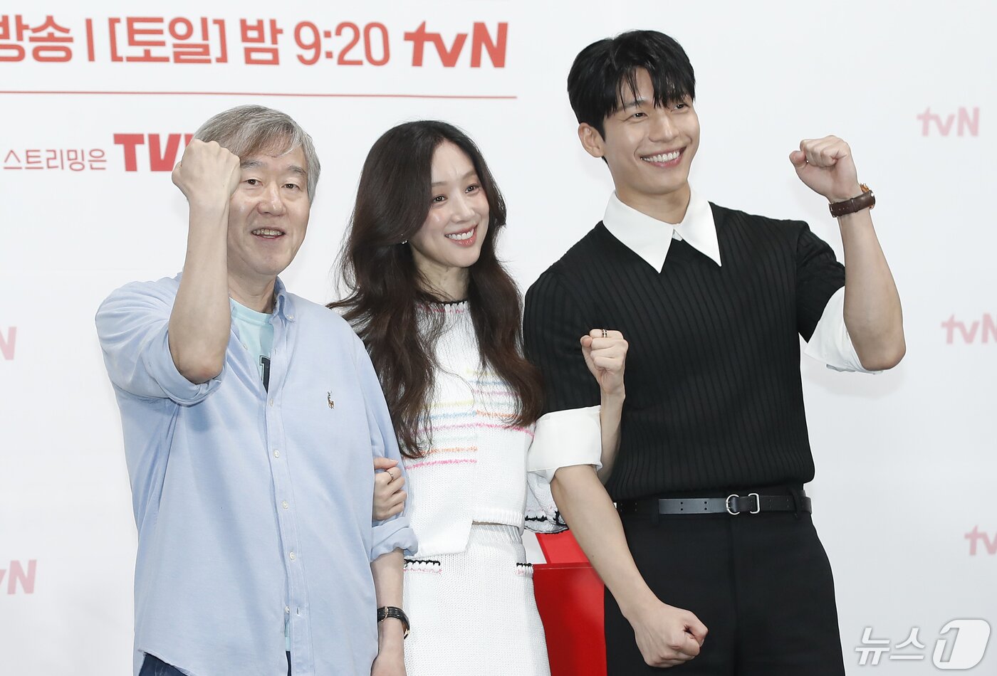 본문 이미지 - 안판석 PD(왼쪽부터)와 배우 정려원, 위하준이 9일 오후 서울 신도림 라마다 호텔에서 열린 tvN 새 토일드라마 ‘졸업’ 제작발표회에서 포즈를 취하고 있다. '졸업'은 스타 강사 서혜진(정려원 분)과 신입 강사로 나타난 발칙한 제자 이준호(위하준 분)의 설레고도 달콤한 미드나잇 로맨스를 그린 작품이다. 2024.5.9/뉴스1 ⓒ News1 권현진 기자