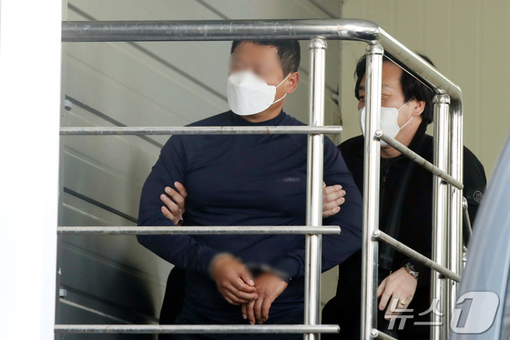 부산 법원 앞 흉기 습격 유튜버 사망…용의자 검거
