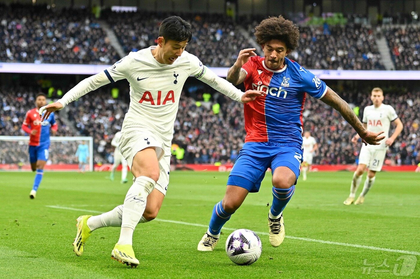 본문 이미지 - 토트넘 홋스퍼 공격수 손흥민이 FIFA 산하 연구소가 발표한 전 세계 공격수 중 수비 가담률 1위에 올랐다. ⓒ AFP=뉴스1